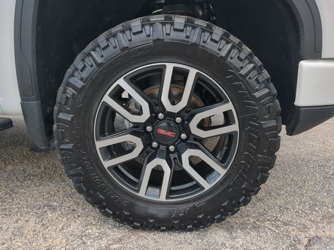 Used 2024 GMC Sierra 1500 AT4 w/ Technology Package AWD/4WD image 9