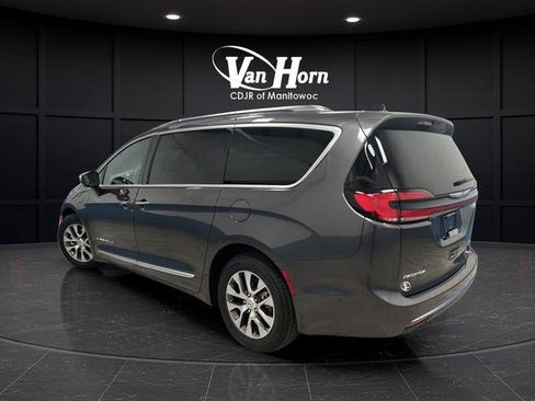Used 2023 Chrysler Pacifica Pinnacle FWD image 5