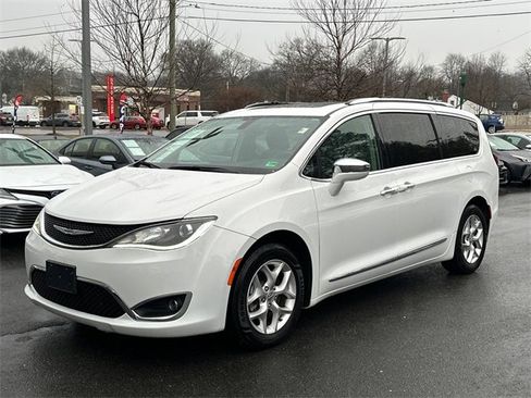 Used 2019 Chrysler Pacifica Limited image 2
