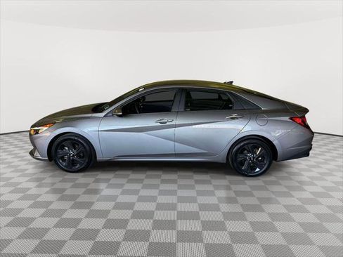 Used 2023 Hyundai Elantra SEL w/ Preferred Accessory Package FWD image 7