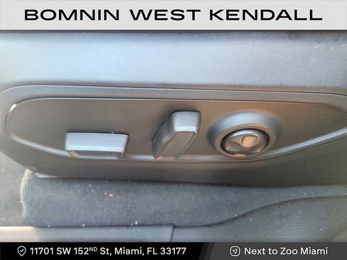 Used 2025 Jeep Grand Cherokee Limited w/ Black Appearance Package image 9