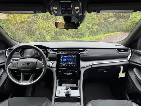 New 2025 Jeep Grand Cherokee L Altitude image 11