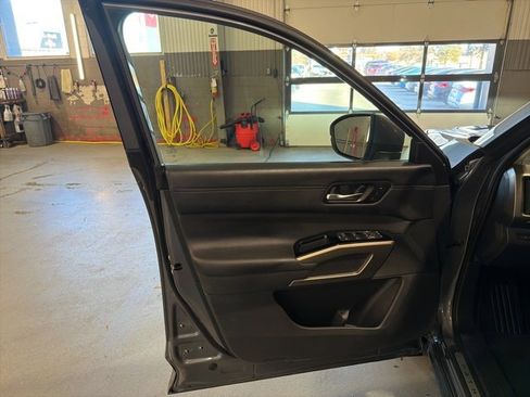 Certified 2025 Nissan Pathfinder Platinum image 19