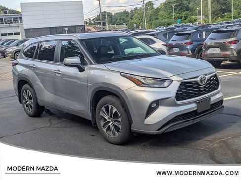 Used 2024 Toyota Highlander XLE AWD/4WD image 1