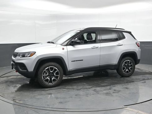Used 2025 Jeep Compass Trailhawk w/ Trailer Tow Group AWD/4WD image 9