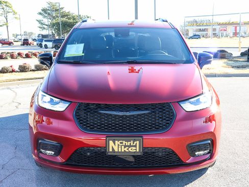 New 2026 Chrysler Pacifica Limited w/ Uconnect Theater Family Group image 3