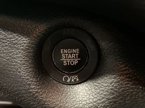 Used 2020 Jeep Cherokee Latitude Plus w/ Cold Weather Group image 19