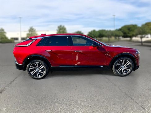 New 2026 Cadillac Lyriq Luxury image 7