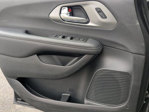 Used 2025 Chrysler Pacifica Select image 11