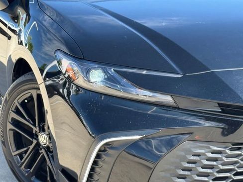 Used 2025 Toyota Camry SE image 3