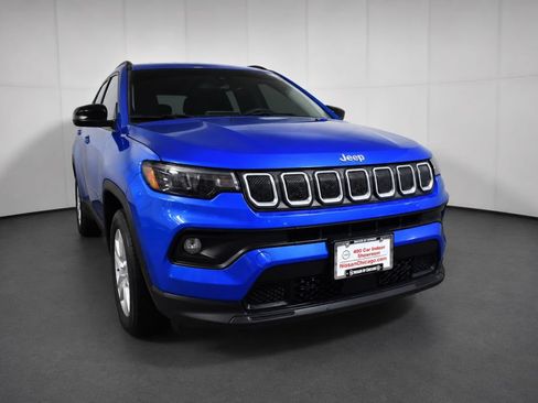 Used 2022 Jeep Compass Latitude FWD image 3