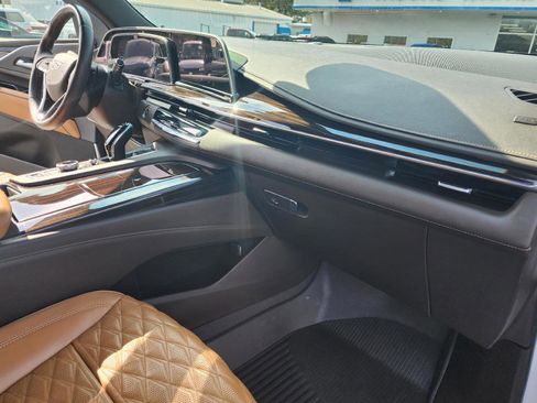 Used 2022 Cadillac Escalade ESV Premium Luxury image 11