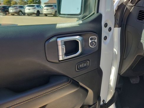 Used 2025 Jeep Wrangler Unlimited Sahara image 14