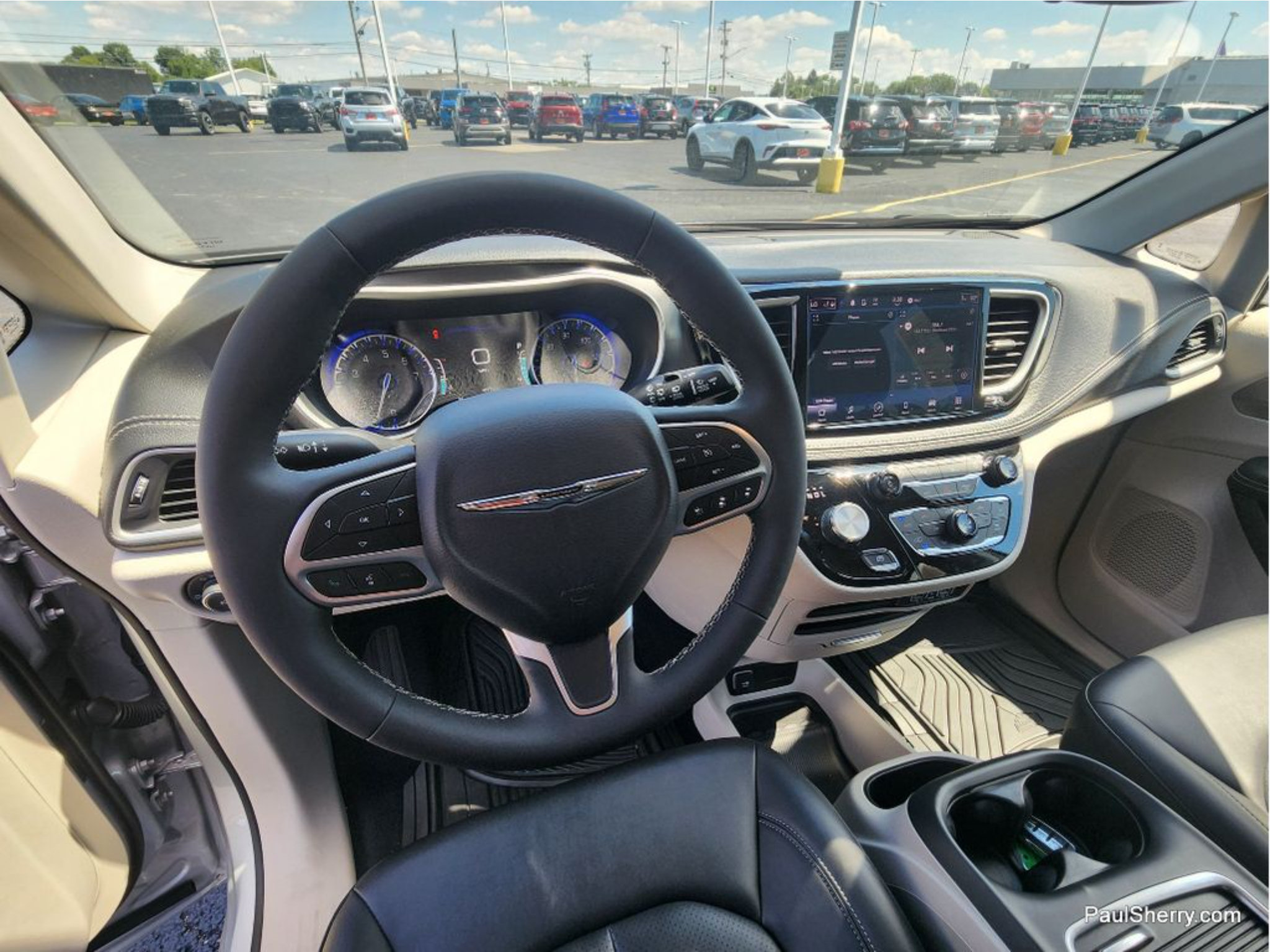 Used 2024 Chrysler Pacifica Touring-L FWD image 4