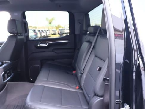 Used 2023 GMC Sierra 1500 SLT w/ SLT Premium Package AWD/4WD image 17