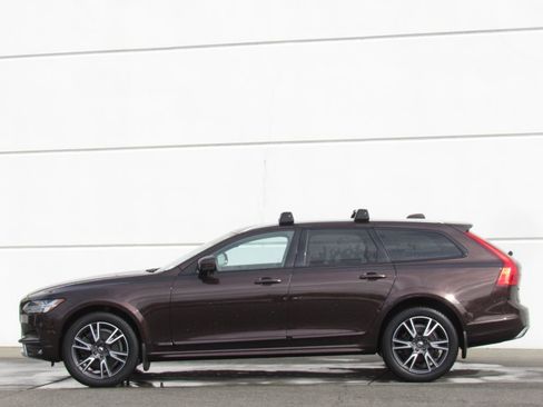 Used 2017 Volvo V90 T6 Cross Country image 4