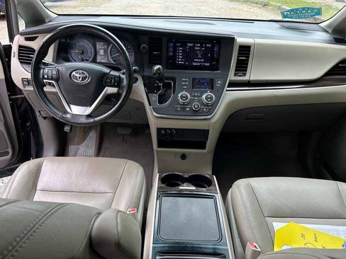 Used 2015 Toyota Sienna XLE w/ XLE Navigation Package FWD image 11