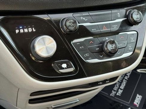 Used 2018 Chrysler Pacifica Touring-L image 14