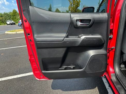 Used 2021 Toyota Tacoma TRD Off-Road w/ Technology Package AWD/4WD image 16