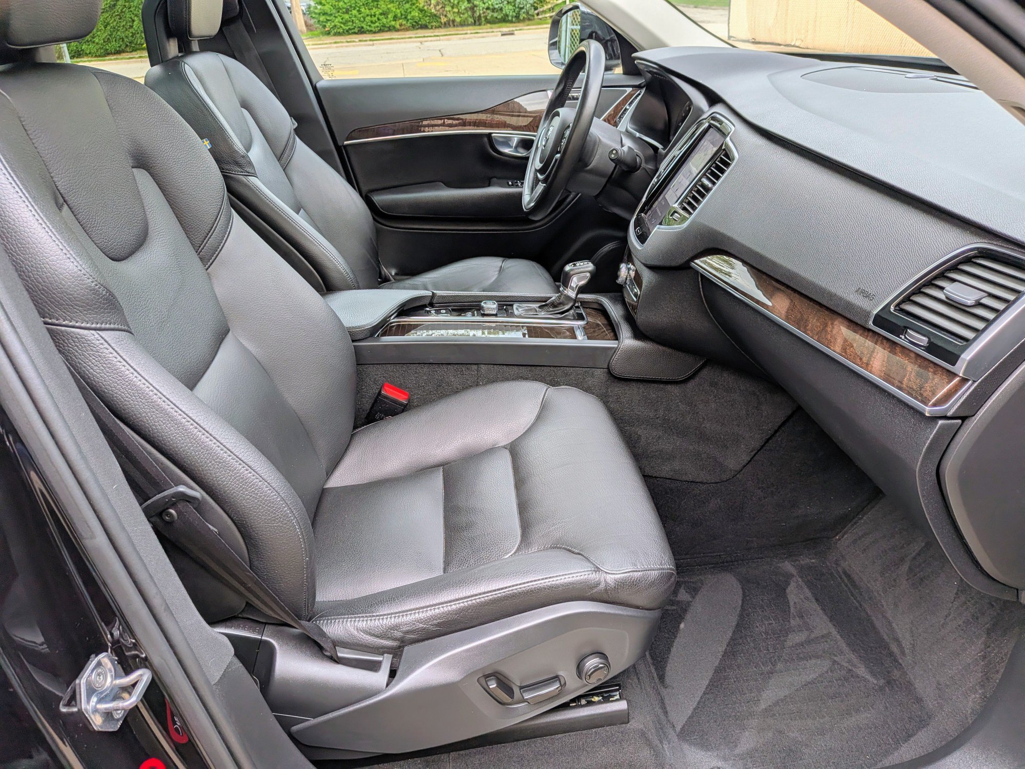 Used 2018 Volvo XC90 T6 Momentum w/ Convenience Package AWD/4WD image 10