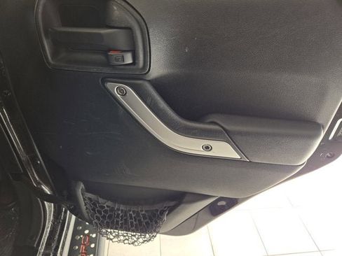 Used 2012 Jeep Wrangler Unlimited Sahara image 6