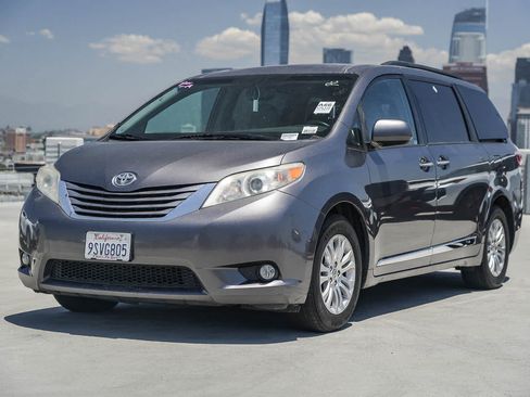 Used 2017 Toyota Sienna XLE w/ XLE Navigation Package FWD image 1