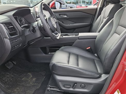 Used 2023 Nissan Rogue SV w/ SV Premium B Package image 3