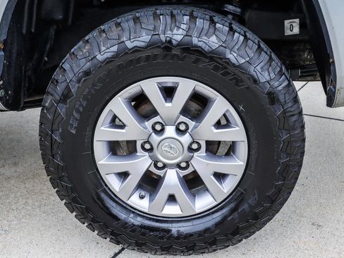 Used 2017 Toyota Tacoma SR5 w/ Tow Package image 18