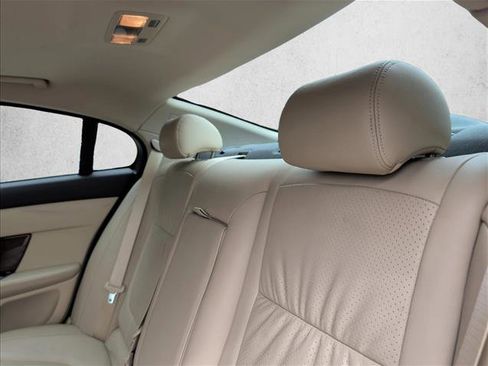 Used 2010 Jaguar XF Premium RWD image 14