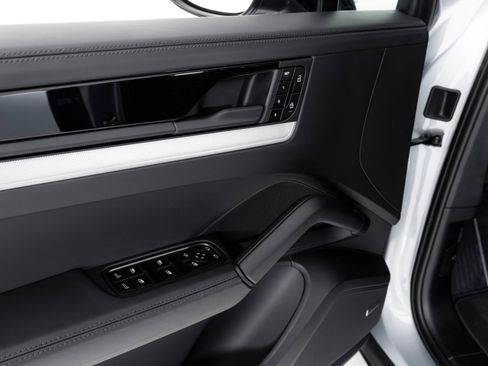 Used 2024 Porsche Cayenne image 30