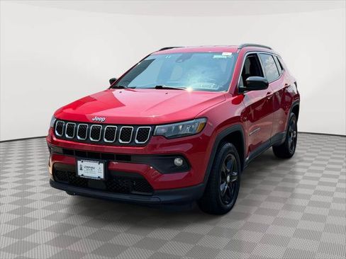 Used 2024 Jeep Compass Latitude AWD/4WD image 3
