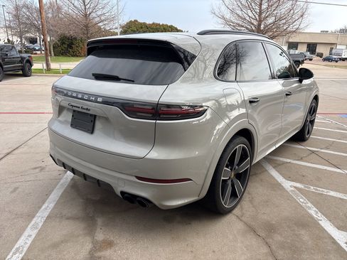 Used 2021 Porsche Cayenne Turbo image 9