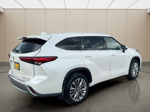 Used 2021 Toyota Highlander Platinum AWD/4WD image 3
