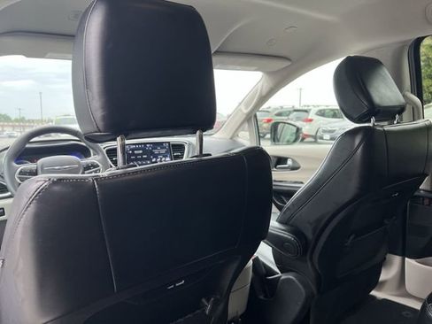 Used 2024 Chrysler Pacifica Touring-L FWD image 34