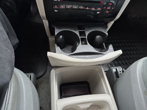 Used 2010 Volkswagen Routan SE FWD image 29