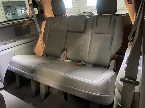 Used 2015 Chrysler Town & Country Touring-L image 19