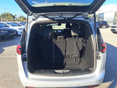 New 2026 Chrysler Pacifica Select image 5