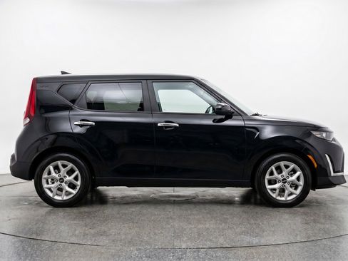Used 2025 Kia Soul LX w/ LX Technology Package FWD image 11