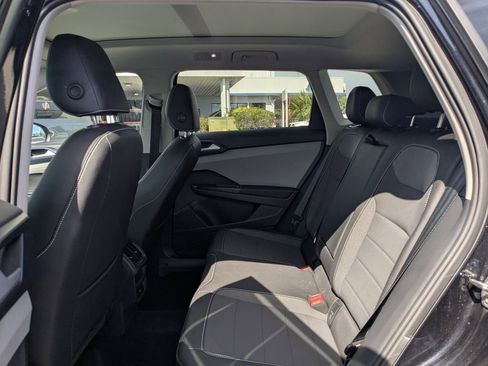 Used 2024 Volkswagen Taos SE image 11