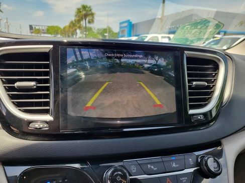 Used 2023 Chrysler Pacifica Touring-L FWD image 35