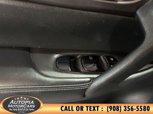 Used 2016 Nissan Rogue SV AWD/4WD image 19
