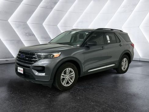 Used 2021 Ford Explorer XLT RWD image 3