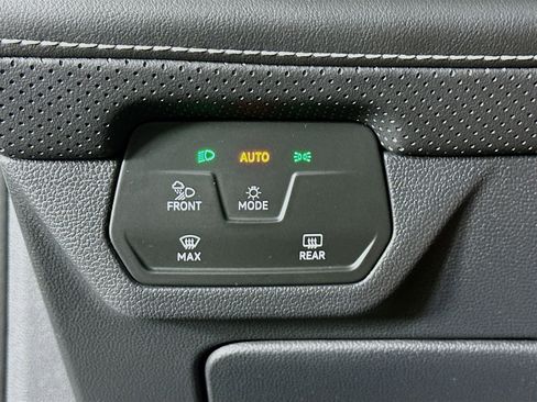 Used 2025 Volkswagen Atlas SE image 17