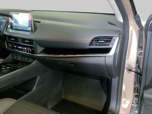 Used 2025 Nissan Rogue SV AWD/4WD image 18