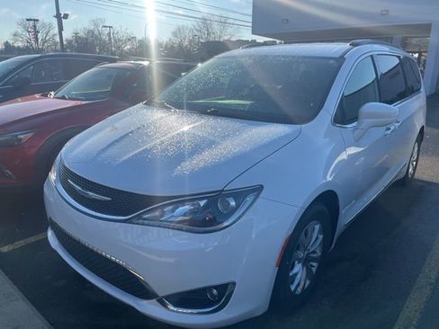 Used 2017 Chrysler Pacifica Touring-L image 1