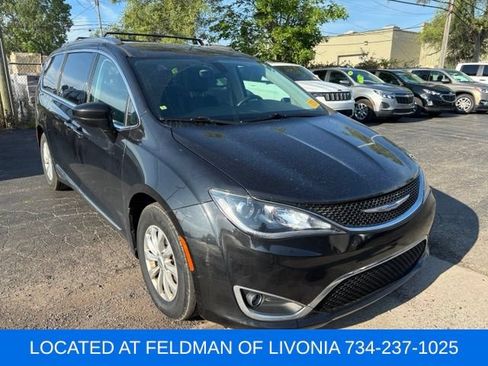 Used 2018 Chrysler Pacifica Touring-L w/ Premium Audio Group FWD image 4