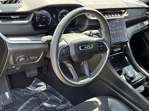 Used 2023 Jeep Grand Cherokee Altitude RWD image 13