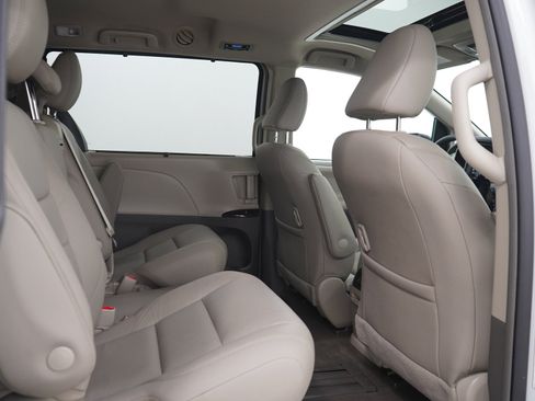 Used 2018 Toyota Sienna XLE w/ XLE Navigation Package FWD image 14