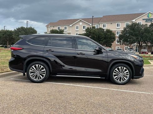 Used 2021 Toyota Highlander Platinum image 4