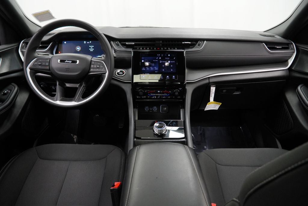 Certified 2025 Jeep Grand Cherokee Laredo X AWD/4WD image 2